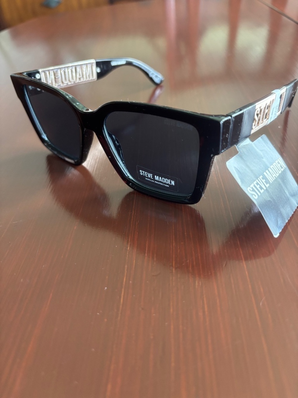 Steve Madden 100% UV protection,tortoise shell frame,black lens,gold logo arms